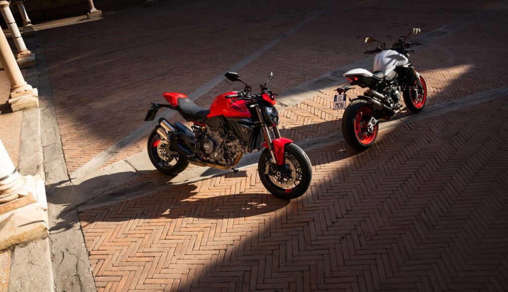 2026-Ducati-Monster-V2-pair-red-white-piazza 2026-Ducati-Monster-V2-pair-red-white-piazza