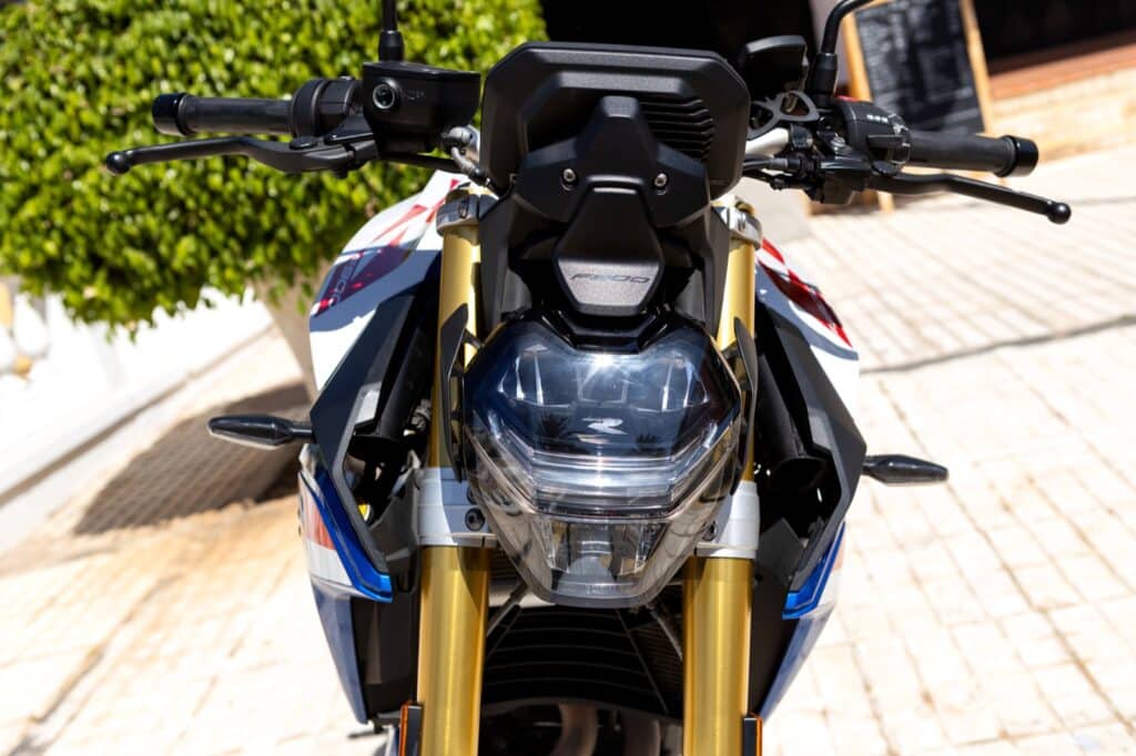 bmw-f900r-24 bmw-f900r-24