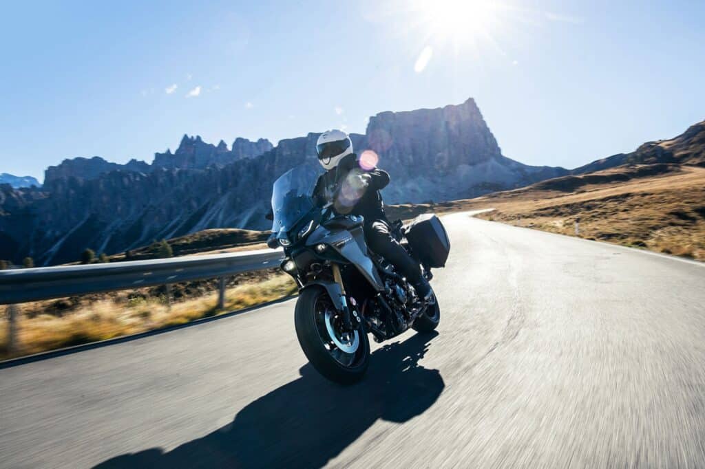 yamaha-tracer-9-gt-plus-03-lifestyle-action yamaha-tracer-9-gt-plus-03-lifestyle-action