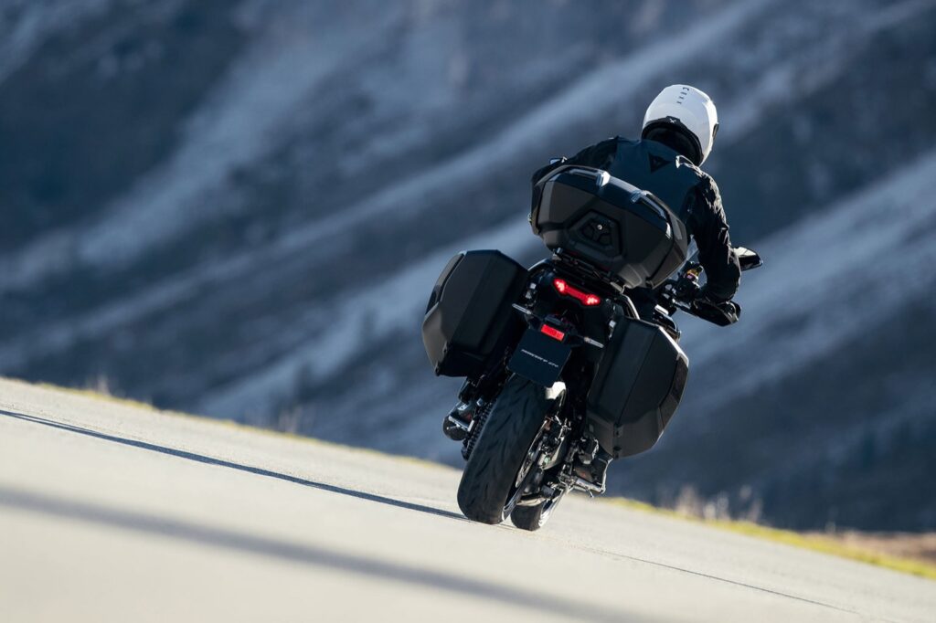 yamaha-tracer-9-gt-plus-05-rear-action yamaha-tracer-9-gt-plus-05-rear-action